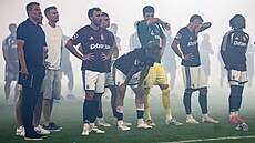 Zklamaní fotbalisté Sparty a trenér Brian Priske po prohraném derby proti...
