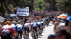 Cyklisté nají�d�jí do diváky obsypaného stoupání v 9. etap� Vuelty.