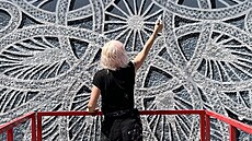 Polská um�lkyn� NeSpoon tvo�í krajkové ornamenty ve ve�ejném prostoru.