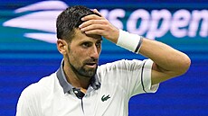 Novak Djokovi� se trápí v prvním kole US Open.