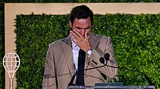 Dojatý Roger Federer p�i uvedení do tenisové Sín� slávy