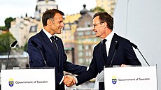 Francouzský prezident Emmanuel Macron a �védský premiér Ulf Kristersson (31....