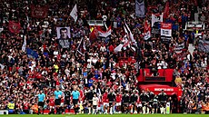 Hrá�e Manchesteru United p�ivád�jí na h�i�t� dva synové zesnulého policisty...