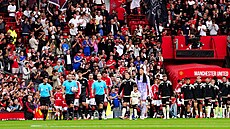 Hrá�e Manchesteru United p�ivád�jí na h�i�t� dva synové zesnulého policisty...