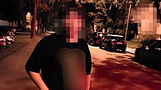 Odlo�ené �aty mladík s pomocí strá�ník� na�el na zastávce, mezitím mu z nich ale n�kdo ukradl osobní v�ci. 