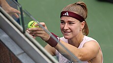 Karolína Muchová se podepisuje fanou�k�m po výh�e v prvním kole US Open.