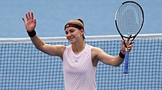 Karolína Muchová mává fanou�k�m po výh�e v prvním kole US Open.
