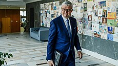 Místop�edseda vlády Karel Havlí�ek (ANO) p�ichází do studia nové politické...