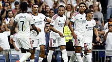 Hrá�i Realu Madrid slaví gól do sít� Málagy.