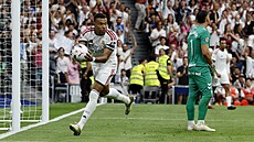 Úto�ník Realu Madrid Kylian Mbappé  slaví gól do sít� Málagy.