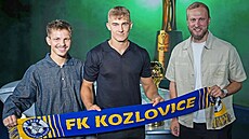 Zástupci fotbalových Kozlovic na losování t�etího kola MOL Cupu, v n�m�...