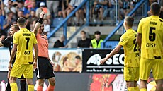 Rozhod�í se u� v páté minut� zápasu Liberec - Hradec Králové vytasil s �ervenou...