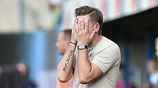 Královéhradecký trenér David Horej� pro�ívá zápas.