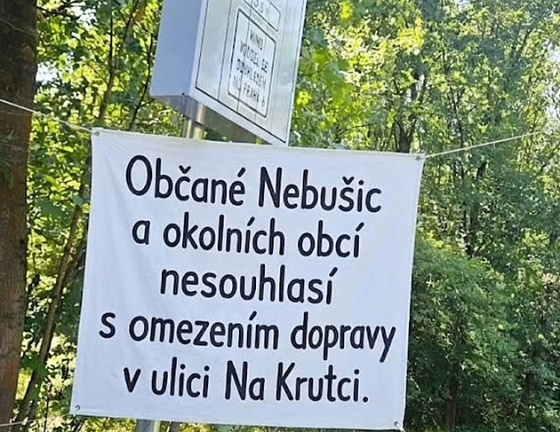 Vždyť vás sem pošle i navigace. Jednosměrná ulice jde k soudu, radní mluví o rukojmích