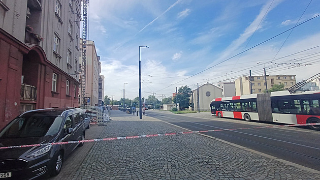 Zásahovka na Palmovce. Muž se zbraní v bytě vyhrožoval sebevraždou