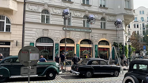Retro auta v ulicích: Filmaři opět využívají Prahu pro historické kulisy. Točí nového Browna?
