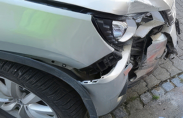 Opilá řidička třikrát bourala, svědka nabrala na kapotu. Pak šla klidně nakupovat
