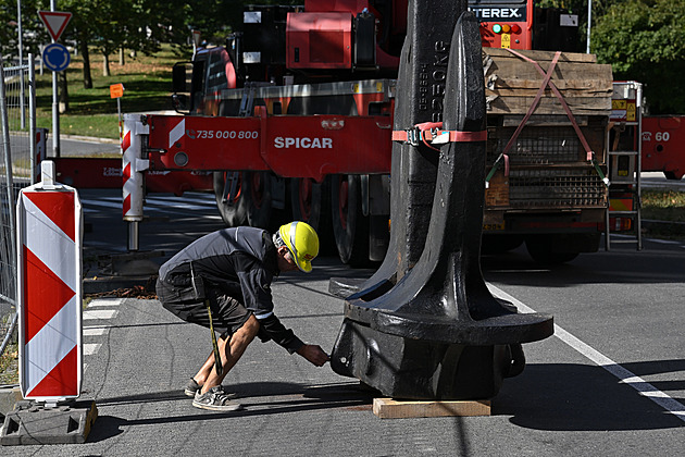 Obří kotvu z Třince instalovali na náměstí, ve hře zůstává i záchrana celého plavidla