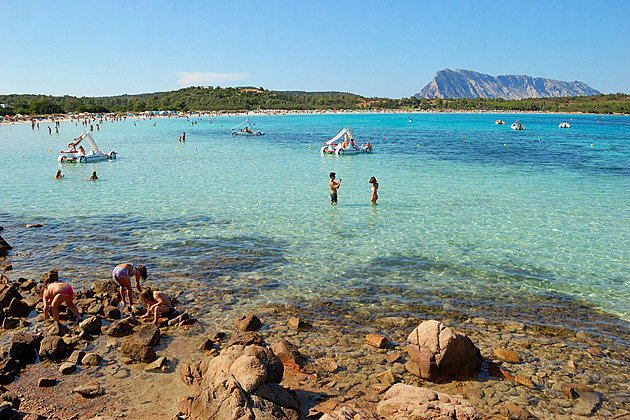 Evropský Karibik nebo „Ďábelský ostrov“? Sardinií otřásá přetížená věznice mafiánů