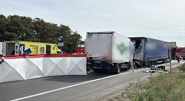 Nehoda náklaďáků na D8. Řidič zůstal zaklíněný, je v kritickém stavu