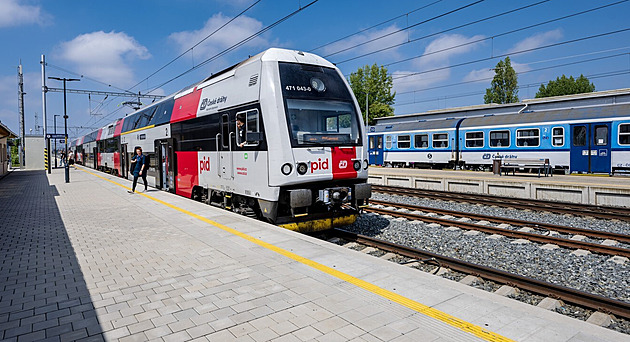 Příměstské vlaky v okolí Prahy jezdí jen ty krátké. Dráhy vysvětlily, co se stalo