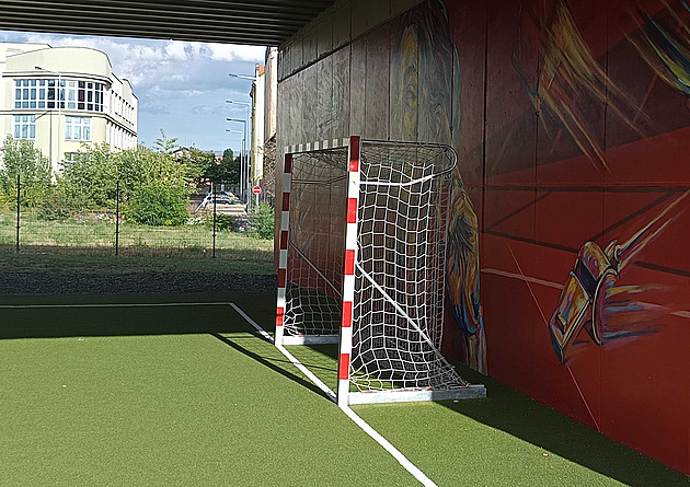 Bili je a nutili k omluvám. Malé fotbalisty na hřišti napadla jiná skupina dětí