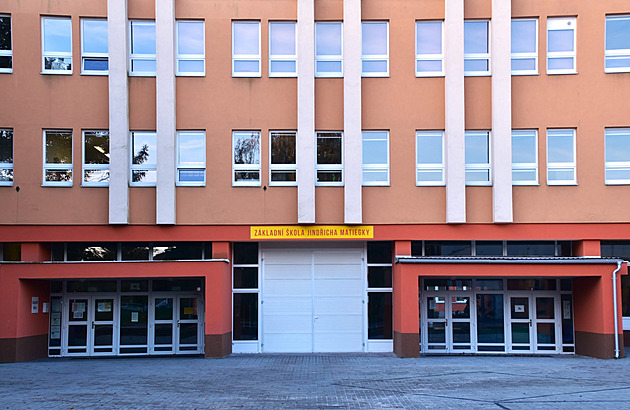 Komplikace hned na startu školního roku. Někdo se v noci dostal do budovy, děti musely  jinam