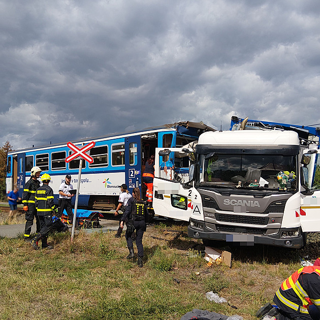 Vlak se srazil s popelářským vozem a vykolejil. Sedm zraněných