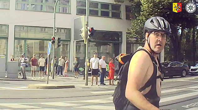 Nedal přednost a ještě nadával. Rozčílený cyklista vlepil řidiči facku a rozbil mu přední sklo