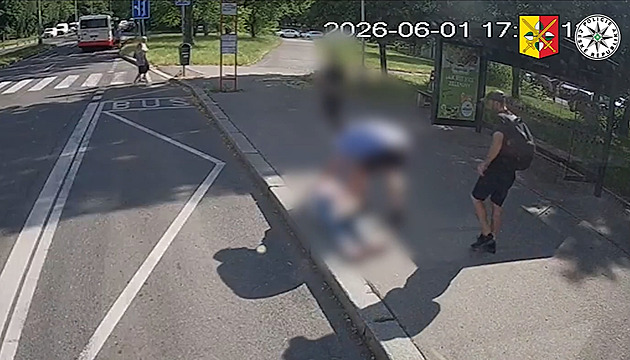 Autobus MHD za sebou vlekl seniorku, řidiči hrozí vězení. Policie hledá svědka