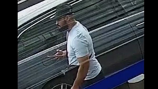 Vyčkával, zda žena zamkne. Ta odešla vrátit nákupní vozík, zloděj jí bleskově vybral auto