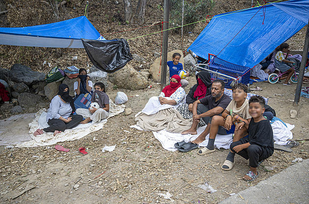 OBRAZEM: Ceuta se migrantů nezbavila. Z pláže si udělali nový domov a čekají, co dál