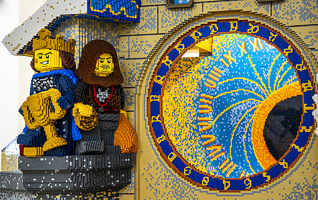Třímetrový orloj z kostek oživí prodejnu Lego v Praze. V Kladně vznikal 1 980 hodin