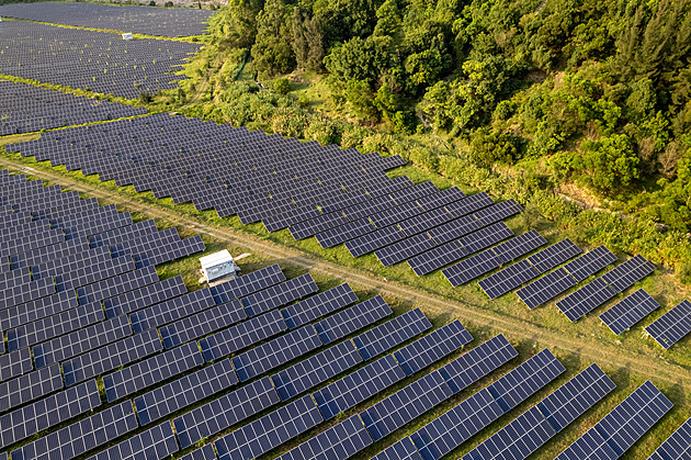 Velký mezník. Čína má v solárech už větší kapacitu než v uhelných elektrárnách