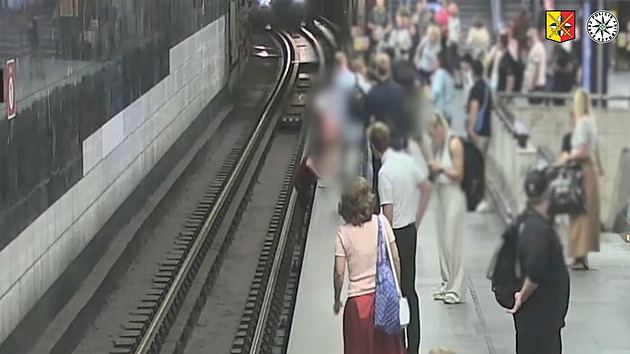VIDEO: Drama v pražském metru. Dítě koukalo do mobilu a spadlo před přijíždějící soupravu