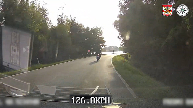 Obcí se řítil víc jak stotřicítkou. Řidič pozitivní na drogy přišel o auto i motorku