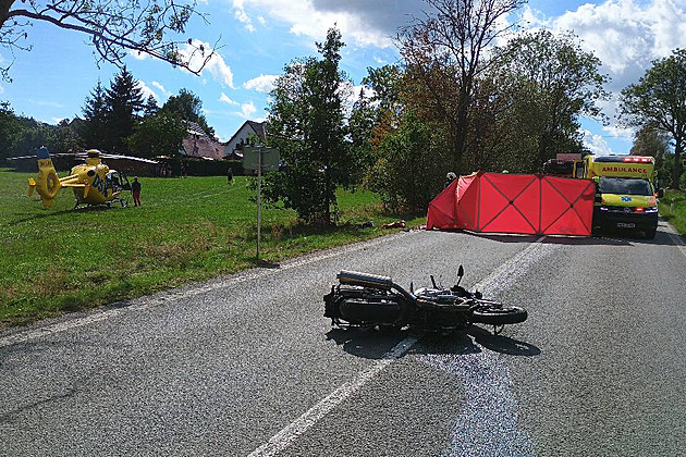 U Teme�v�ru na P�secku se st�etlo p�t aut a motocyklu. Jeho �idi� utrp�l t�k� zran�n�, j�m� v nemocnici podlehl.