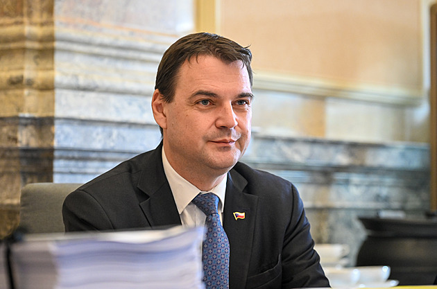 Prezident přijme Babiše. Proberou Pavlovu účast na jednání OSN, kam letí i Macinka