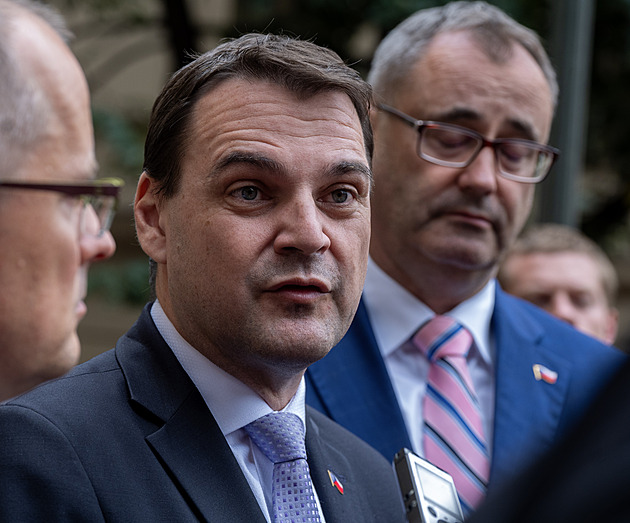 Macinka chce snížit schodek o 20 miliard. Schillerová mluví o jednotkách miliard