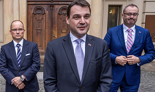 Běžná nehoda, řekl Macinka k Turkově havárii. A odnesl si „pravicový“ dárek