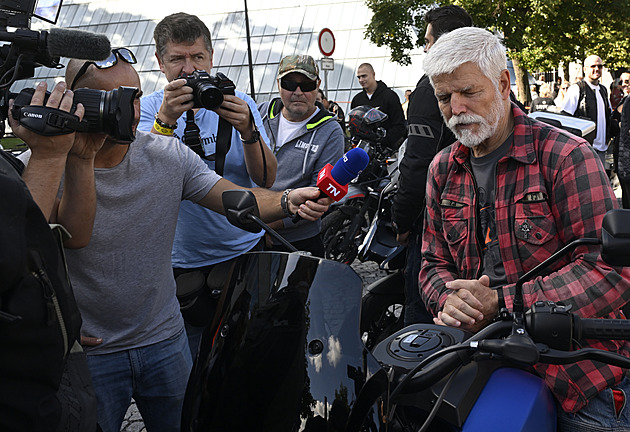 Ve flanelce a na Harleyi. Pavel projel v čele 800 motorkářů Prahou