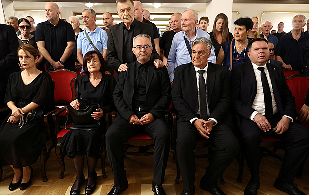 Pieta za válečného zločince Mladiče přilákala stovky lidí. Dovnitř se všichni nevešli
