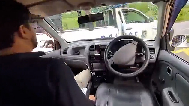 Vypadl internet a auto řízené na dálku narazilo do policie. Vše zachytila kamera