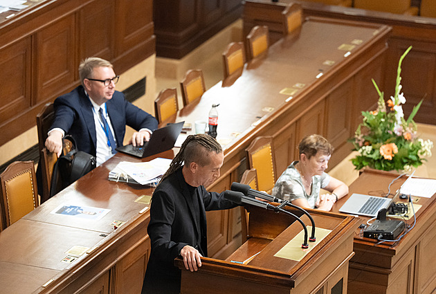 Koalice prosadila zákon, který usnadní výměnu úředníků, omezila i Pavla