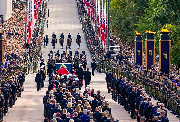 Nemocná královna, plejáda vládců Evropy. Pohřeb Haralda V. v Norsku zastavil čas