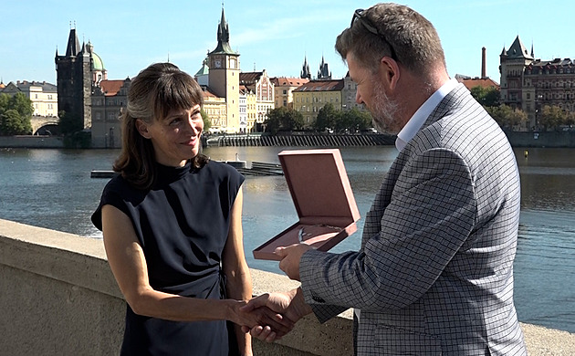 Cenu Medy Mládkové si v Museu Kampa převzala sochařka Pavla Sceranková