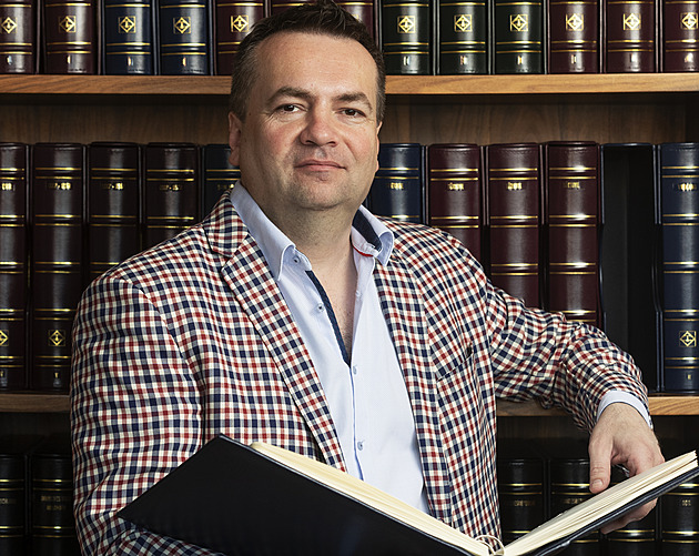 Začínal jsem s motýly, říká filatelista. Do Prahy přivezl nejvzácnější známku