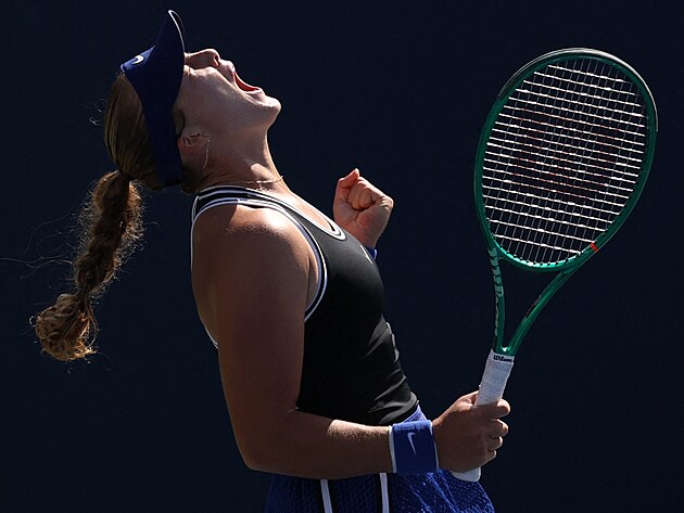 Mirra Andrejevov� se raduje z postupu do osmifin�le US Open.