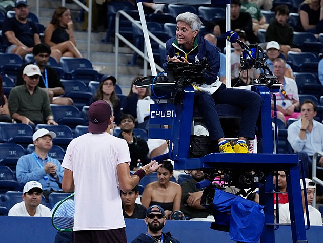 Jakub Men��k si ve t�et�m kole US Open st�uje u rozhod�� na neuk�zn�n�ho...