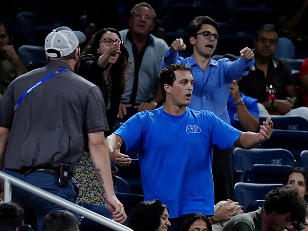Ochranka v utk�n� t�et�ho kola US Open mezi Jakubem Men��kem a Learnerem Tienem...